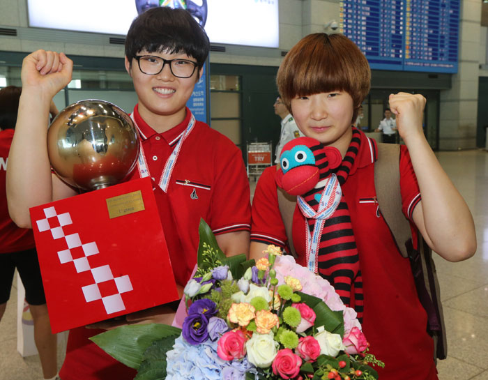 Team captain Won Seonpil (left) and MVP Lee Hyojin pose for a photo after arriving at Incheon International Airport on July 15. (photo: Yonhap News)