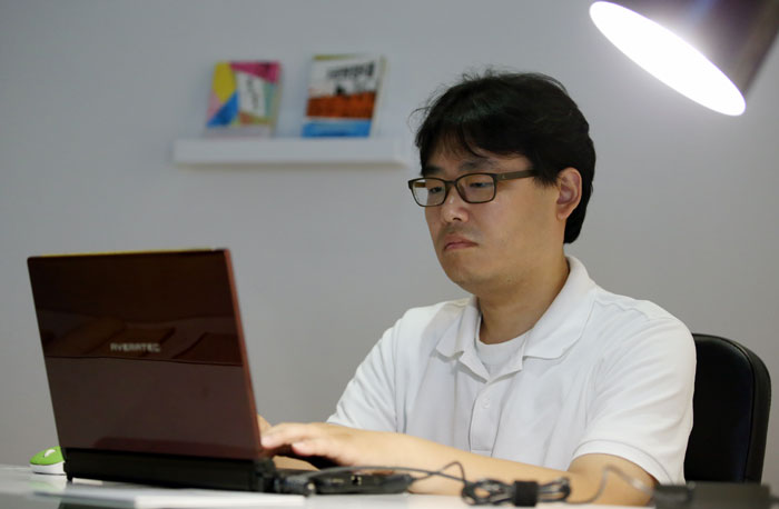 In the ‘Writer’s Room,’ Bae Sang Min types a novel on his laptop about summer. This is part of a special exhibit, ‘Hangeul in Novels,’ that will open at the National Hangeul Museum on July 21. In this room, museum-goers can observe the actual procedure of creating a novel and even speak with the author.