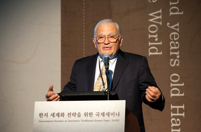 Journalist and cultural historian Nicholas Basbanes delivers the keynote speech during the 'International Seminar on Innovative Traditional Korean Paper, Hanji' on December 19.