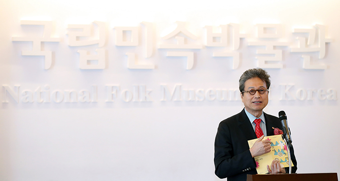Director Cheon Jingi of the National Folk Museum of Korea explains the importance of the 'A Joy of Spring: Scenery, Blossoms and Delicacies' exhibition on April 12.