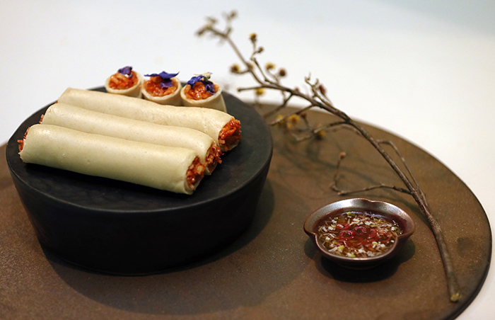 <i>Memilchongtteok</i> buckwheat wraps (메밀총떡), one of the most common dishes in Gangwon-do Province, are served on a manganese glazed plate (망간유 식판) crafted by artist Kim Jeong-ok.
