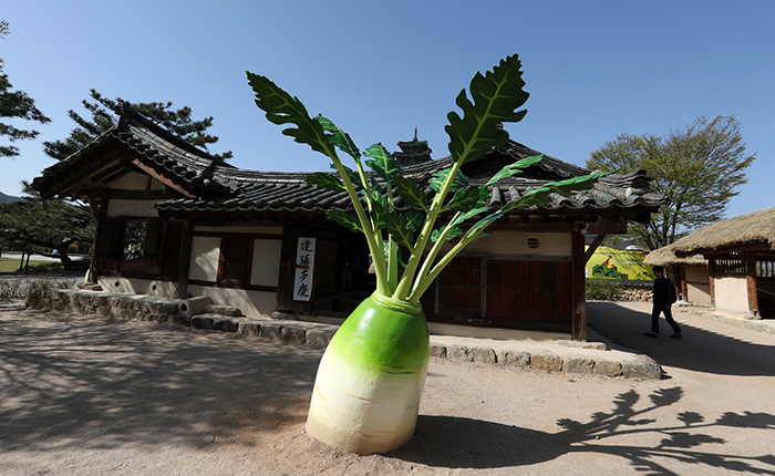 A giant work of art looks like a white radish. It's installed at Ochon House (오촌댁), an exhibit hall outside the National Folk Museum of Korea that is quite popular with non-Korean tourists. According to the museum, the work of art is a popular photo spot among non-Korean visitors.