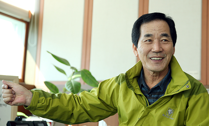 Being born and raised here, and having served as a civil servant here for about 40 years, chief of Hapcheon County Ha Chang-hwan strives to make his hometown ever greener, as the region is blessed with beautiful nature and water and is characterized for its eco-friendly farming, ancient temples and archaeological artifacts.