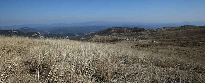 At first sight, there are yet few signs of spring atop Hwangmaesan Mountain on March 26, but the broad view and pleasant wind blowing over hills tell that spring has already arrived. 