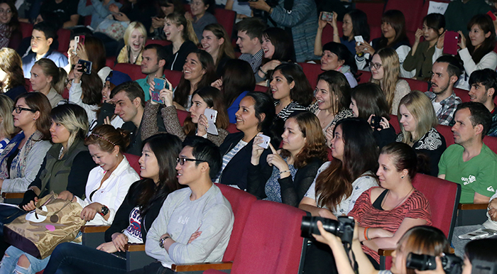 Overseas students enjoy the performances during the first ‘Hello, Mr. K’ concert on May 15.