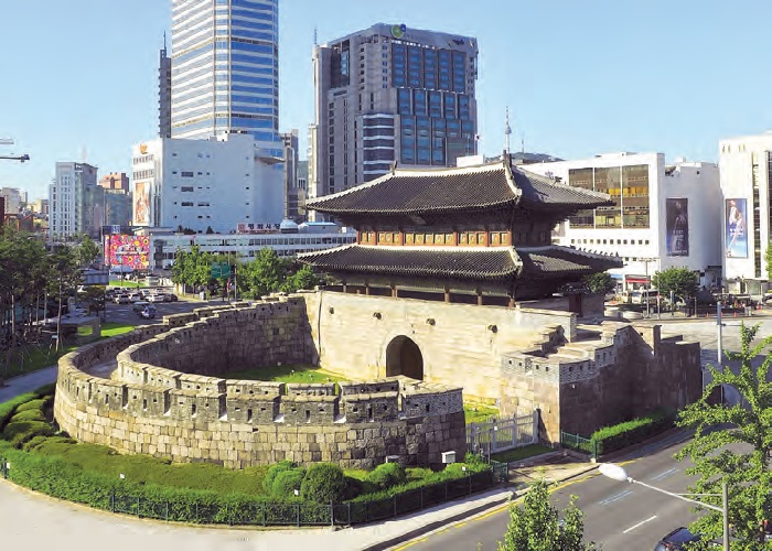 Seoul, the capital of the Joseon Dynasty, was protected by a long stone wall with eight gates, two of which, Sungnyemun (Namdaemun or South Gate) and Heunginjimun (Dongdaemun or East Gate), can still be seen today. The first, literally “Gate of Exalted Ceremonies,” is famous for being the Korean National Treasure No. 1, while the second, Heunginjimun, is the only one of the eight fortress gates protected by a semicircular gateguard wall.