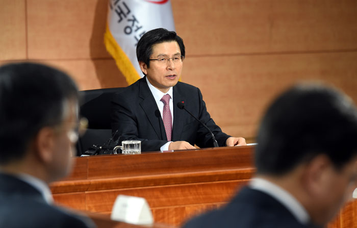 Acting President Hwang Kyo-ahn emphasizes the importance of creating jobs during a policy briefing at the Government Complex-Seoul on Jan. 5.