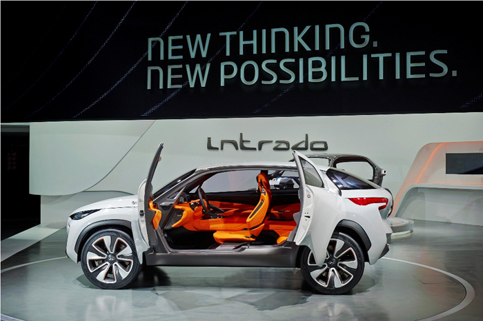 The Intrado FCEV concept from Hyundai Motor is introduced at the Geneva International Motor Show in March 2014. The vehicle is made of lightweight carbon fiber-reinforced plastic and can travel up to 600 kilometers on a single tank, taking only a few minutes to refill. (photo courtesy of Hyundai Motor) The Intrado FCEV concept from Hyundai Motor is introduced at the Geneva International Motor Show in March 2014. The vehicle is made of lightweight carbon fiber-reinforced plastic and can travel up to 600 kilometers on a single tank, taking only a few minutes to refill. (photo courtesy of Hyundai Motor)
