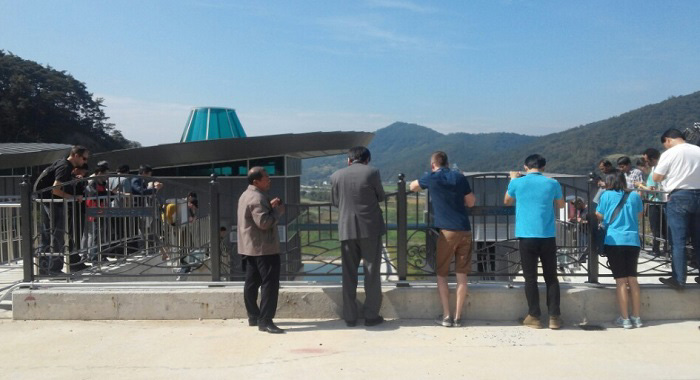 A group of participants in the 2014 ICID Congress visit the restoration site of the Yeongsangang River in Jeollanam-do on September 19. (photos courtesy of the secretariat of the 2014 ICID Congress)