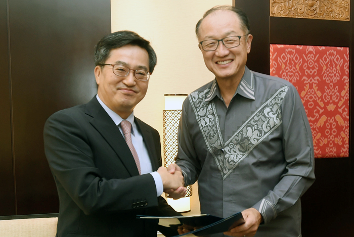 Deputy Prime Minister Kim Dong Yeon (left) and World Bank President Jim Yong Kim shake hands after signing the MOU on the Korea-World Bank cooperation fund on Oct. 13 at Westin Resort Nusa Dua in Bali. (Ministry of Economy and Finance)