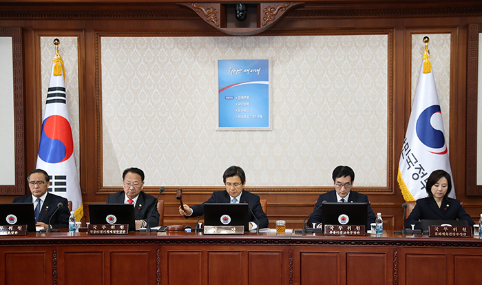 During the Cabinet meeting, Acting President and Prime Minister Hwang Kyo-ahn (center) urged cabinet members to focus on maintaining all areas of state affairs, including foreign diplomacy, economy, security and national defense.