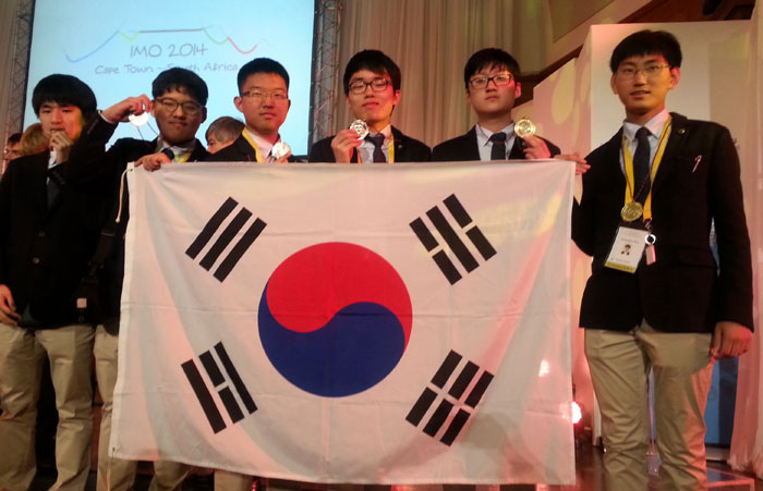 Korean students, including Kim Dong-Ryul of the Seoul Science High School (far right), pose for a photo during the IMO 2014. This year’s IMO was held in Cape Town, South Africa, earlier in July. (photo courtesy of the Korea Foundation for the Advancement of Sciences and Creativity)