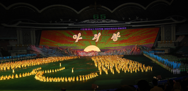 The Arirang Festival in Pyongyang in 2010 utilized dancing, live music, projections, and large-scale mosaics formed by 30,000 schoolchildren holding colored card flipbooks (photo used on Korea.net with permission of the photographer; may not be reused elsewhere without the permission of Korea.net).