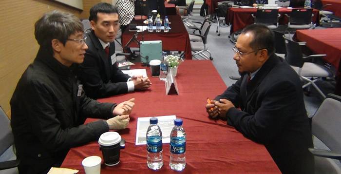 A Malaysian government official consults with Korean business representatives during the one-on-one business meetings session, part of the invitational workshop in March this year. (photo by ITS Korea)