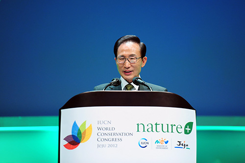 President Lee Myung-bak gives a congratulatory address at the opening ceremony of the 2012 IUCN World Conservation Congress on September 9 (photo courtesy of Cheong Wa Dae).