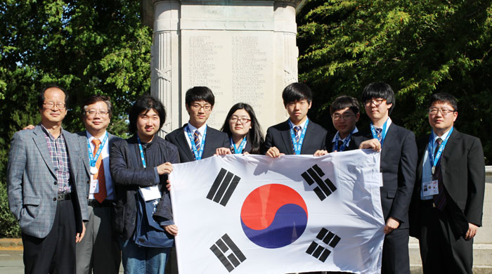 Korean students participating in the IYPT 2014 pose for a photo. IYPT 2014 was held in Shrewsbury, the U.K., from July 3 to 10. (photo courtesy of the Ministry of Science, ICT & Future Planning)