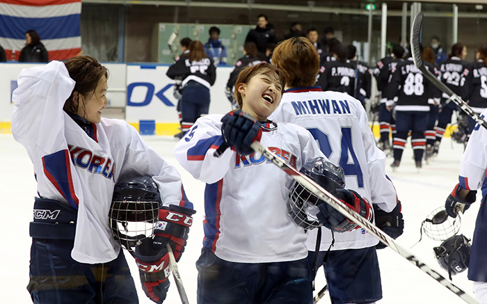 The Korean women’s ice hockey team defeats Thailand 20-0 in the Tsukisamu Gymnasium at the Asian Winter Games 2017 in Sapporo, Japan, on Feb. 18. It was their first victory in the Asian Winter Games. The photo shows the athletes celebrating after their win.