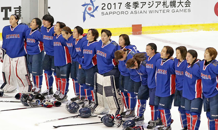 The Korean women’s ice hockey team stands in a row after defeating China in the Tsukisamu Gymnasium at the Asian Winter Games 2017 in Sapporo, Japan, on Feb. 23. The Korean team won the game after a fierce match coming from behind for a final score of 3-2. This is the first time the Korean team defeated the Chinese team.