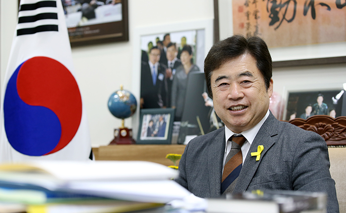 Mayor of Iksan City Park Kyung-Chul emphasizes that the city must be beneficial to the people, saying that Iksan was a capital city four times in ancient Korea.