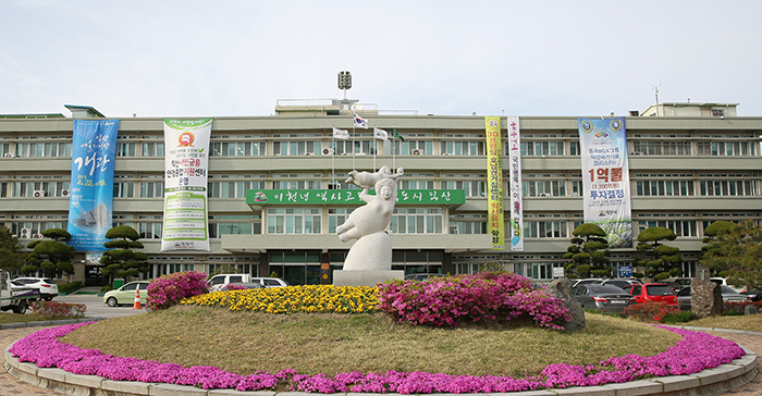 As the future center of the National Food Cluster, Iksan City Hall flies many banners related to the project. 