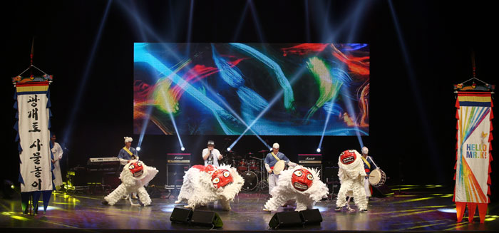 The Gwanggaeto Samulnori percussion group performs a lion dance to a beat box rhythm during the ‘Hello, Mr. K’ concert at the Iksan Arts Center on Aug. 15.
