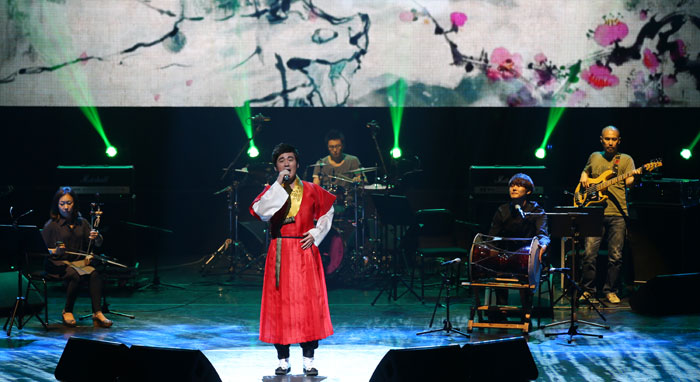 Traditional singer Kim Yong-woo sings ‘Arirang Medley’ during the ‘Hello, Mr. K’ concert at the Iksan Arts Center on Aug. 15.
