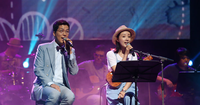 Yoon Son-ha (right) and Yoon Hee-seok perform a duet during the ‘Hello, Mr. K’ concert at the Iksan Arts Center. Both of them act and sing.