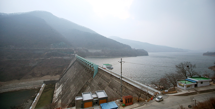  The Seomjingang Dam, Korea's first multipurpose dam, provides water for irrigation and drinking water for residents in the surrounding area. 