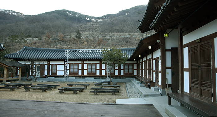  Chwirakwon, a Hanok hotel that is part of the Pilbong Cultural Village, has a large central yard where folk music performances are held. 