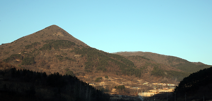  Pilbongsan Mountain can be seen from Chwirakwon in the morning. 