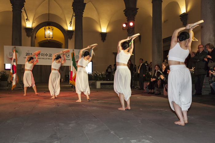  Traditional Korean performances are staged at the Palazzo Strozzi in Florence on Mach 21 after congratulatory remarks were made marking the 130th anniversary of the Korea-Italy diplomatic relationship. (photo courtesy of the Korean Embassy in Italy) 