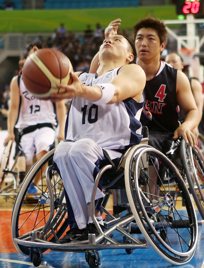  Oh Dong-seok of the Korean team shoots a ball in a game against Japan on July 8. Korea won 60 to 58. (photo courtesy of the IWWBC) 