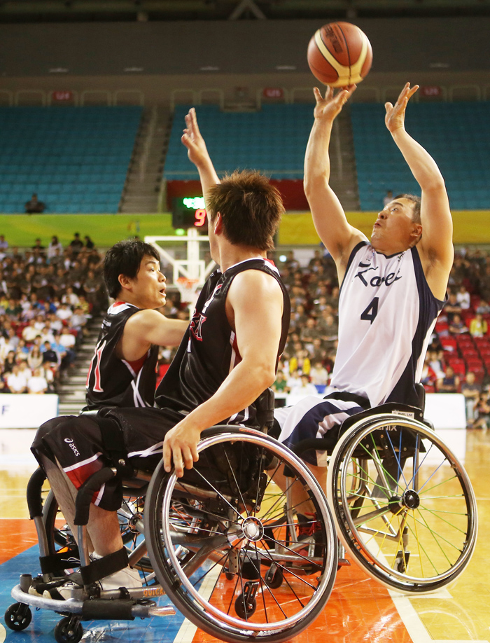  Korean and Japanese players vie for a ball on July 8. (photo courtesy of the IWWBC) 