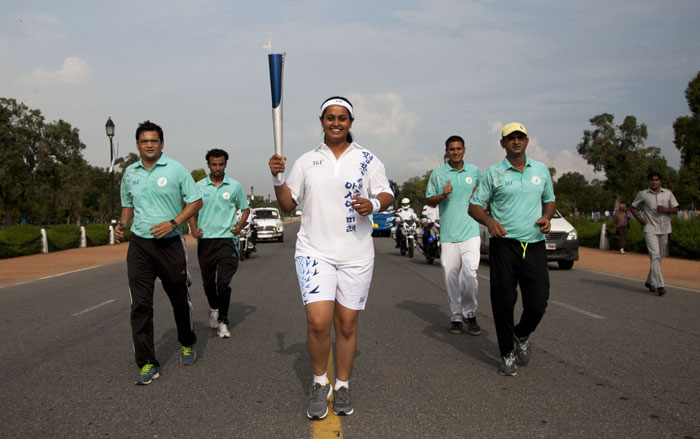 The torch for the Incheon Asian Games 2014 passes through central New Delhi after the flame-lighting ceremony on August 9. (photo: Yonhap News)