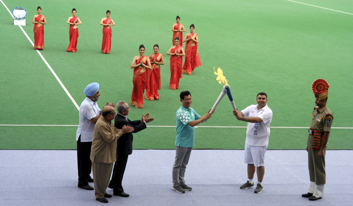 The torch for the Incheon Asian Games 2014 is passed to the first torch bearer, Sushil Kumar, an Indian wrestler and silver medalist at the London Olympics, on August 9. (photo courtesy of the IAGOC)