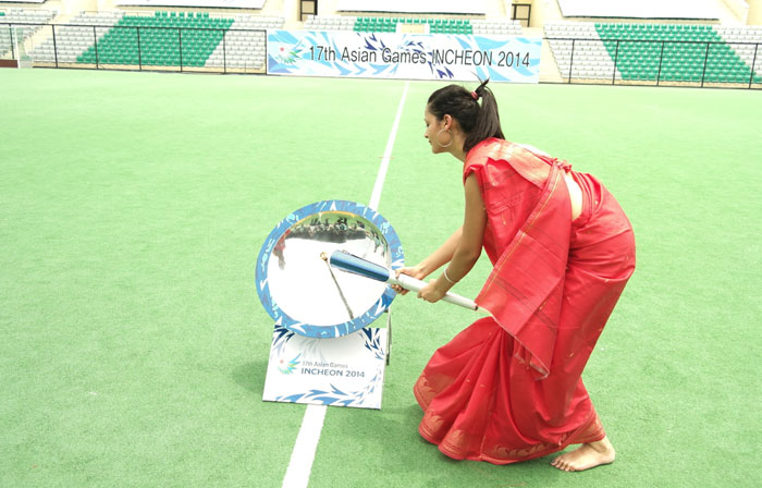 The torch for the Incheon Asian Games 2014 is lit during the flame-lighting ceremony at the Dhyan Chand National Stadium in New Delhi on August 9. (photo courtesy of the IAGOC)