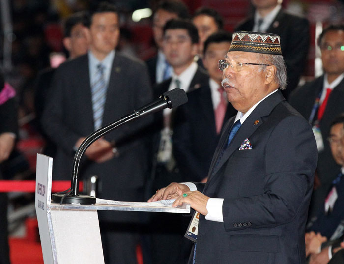 President of the Asian Paralympic Committee Datuk Zainal Abu Zarin delivers congratulatory remarks during the opening ceremony of the Incheon Asian Para Games 2014.