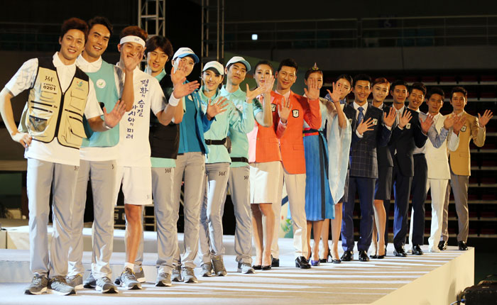 Models smile while wearing various uniforms for the Incheon Asian Games 2014 on August 19. (photo: Yonhap News)