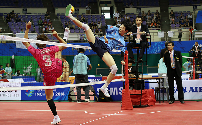 Korea's Kim Iseul (right) takes the ball during a sepaktakraw group match with Japan on September 20. Sepaktakraw is not a popular sport in either Korea or Japan, with the rules being perhaps unfamiliar to audiences. Nonetheless, the sport was soon attracting fans as it features various kick techniques and bold attacks. 