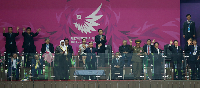 The closing ceremony of the Incheon Games is held on October 4 after finishing the games' 16-day schedule. The VIP seats are filled with Prime Minister Chung Hong-won and other high-profile officials, including North Korea’s Hwang Pyong-so, director of the North Korean military’s General Political Bureau, Choe Ryong-hae, secretary of the ruling Workers’ Party, and Kim Yang-gon, director of the party’s North Korean United Front Department. The surprise presence of North Korean representatives drew the most media spotlight. To report every moment of their attendance, journalists engaged in a fierce competition to win seats close to the VIP section, seats which are normally less popular among the media.