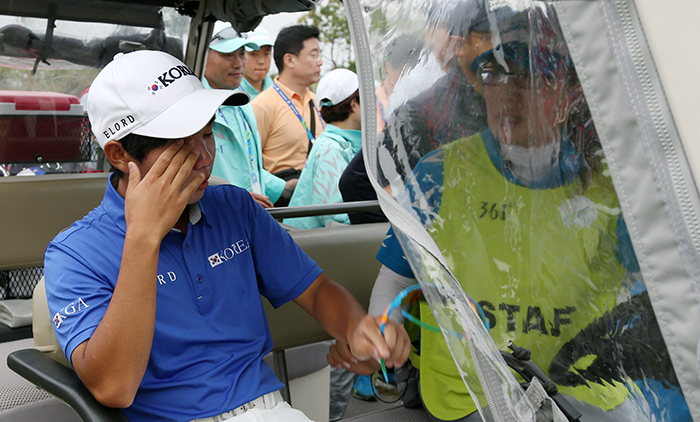  Korean golfer Youm Eun-ho cries, feeling he should have done better, after finishing four rounds of golf at the Asian Games in Incheon on September 28. 