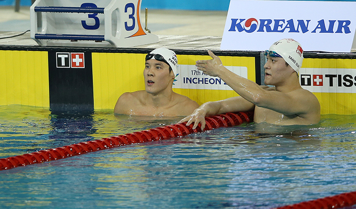 Sun Yang (right) asks the crowd to applaud Park Tae-hwan's performance in the 1,500 meter freestyle on September 26 during the Incheon Asian Games 2014.