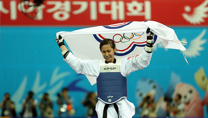Taiwanese athlete Huang Yun Wen celebrates her victory, raising the flag that Taiwan uses at international sporting events, after winning gold in the women’s 53 kilogram event on September 30 at the Incheon Asian Games.