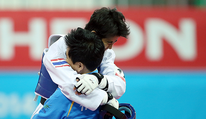 Sonkham Chanatip (left) from Thailand hugs her coach after winning the gold medal on September 30 at the Incheon Asian Games.