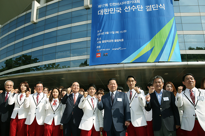 Prime Minister Chung Hongwon (fifth from left) poses with Team Korea athletes and other dignitaries in front of the Olympic Hall at the Olympic Park in Seoul, where the team's launch ceremony was held on September 11. 