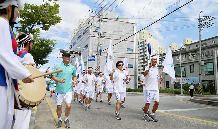 Sancheong residents carry the torch for the 17th Incheon Asian Games on August 29. (photo courtesy of the Incheon Asian Games Organizing Committee) 