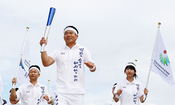 Sancheong residents carry the torch for the 17th Incheon Asian Games on August 29. (photo courtesy of the Incheon Asian Games Organizing Committee) 
