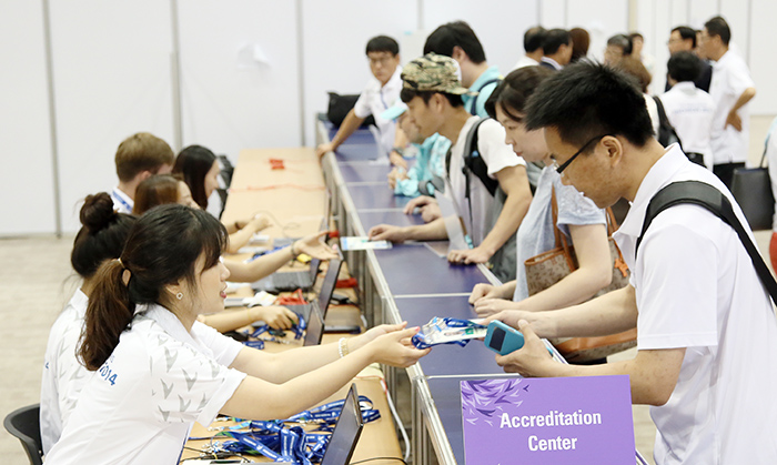Employees at the athletes' village help participants in the Incheon Asian Games during a comprehensive rehearsal to prepare for the games, on August 29. (photo courtesy of the Incheon Asian Games Organizing Committee) 