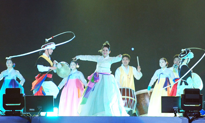 Singer Kim Young-Im (center) stages a gugak performance during the closing ceremony of the Incheon Para Asian Games.