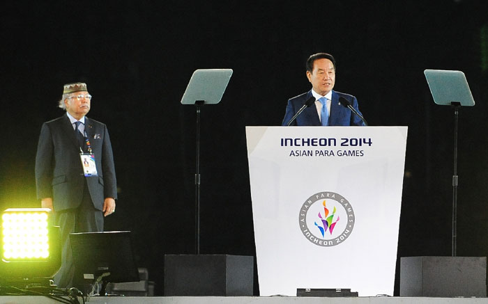 President of the Korea Paralympic Committee Kim Sung-il (right) delivers a speech during the closing ceremony of the Incheon Para Asian Games 2014.